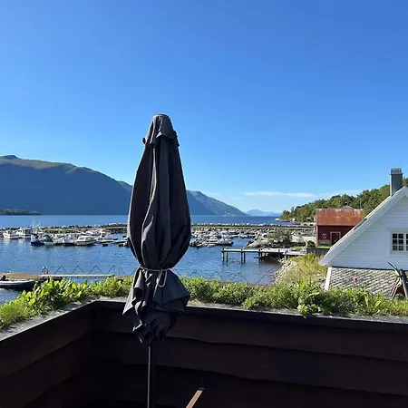 6 Person In Eidsvag-by Traum *