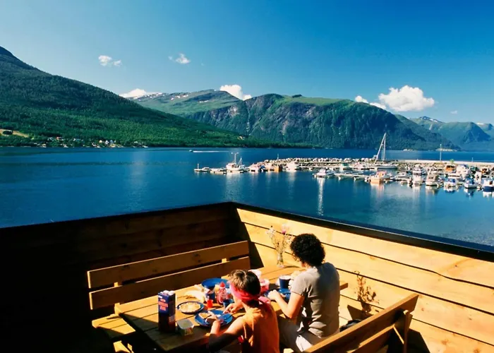 6 Person In Eidsvag-by Traum *